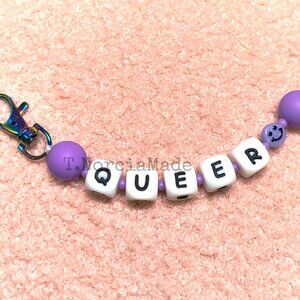 QUE3R: Silicone Offensive Keychain: Purple